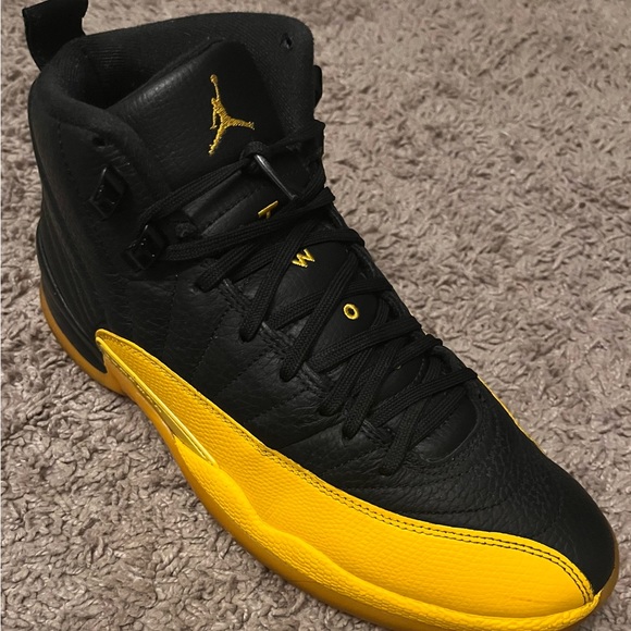 Jordan 12 University Gold - Picture 3 of 5